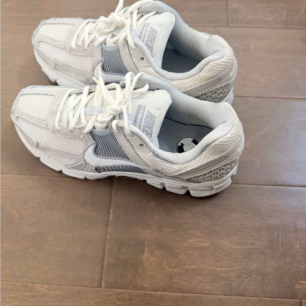 Nike Vomero Women's Gray and White Running Shoes - Picture 4 of 7